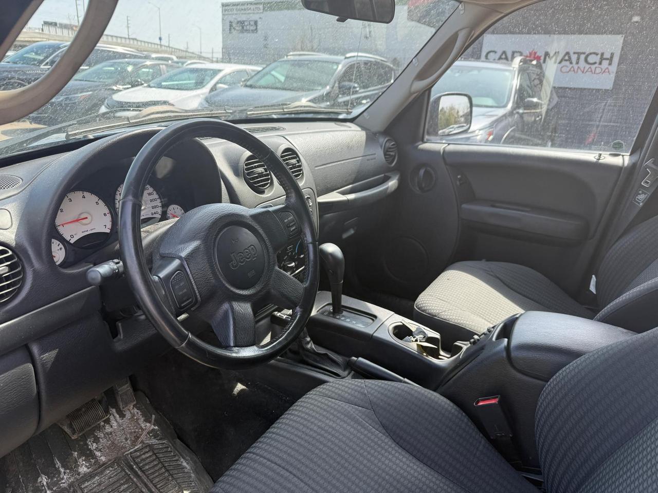 2004 Jeep Liberty SPORT / 4WD / V6 / AUTO Photo4