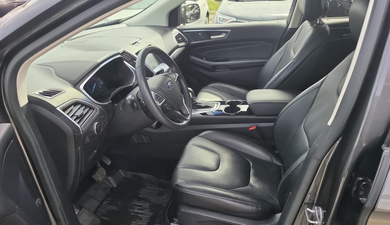 2017 Ford Edge TITANIUM / AWD / PANO ROOF / NAV / LEATHER Photo3