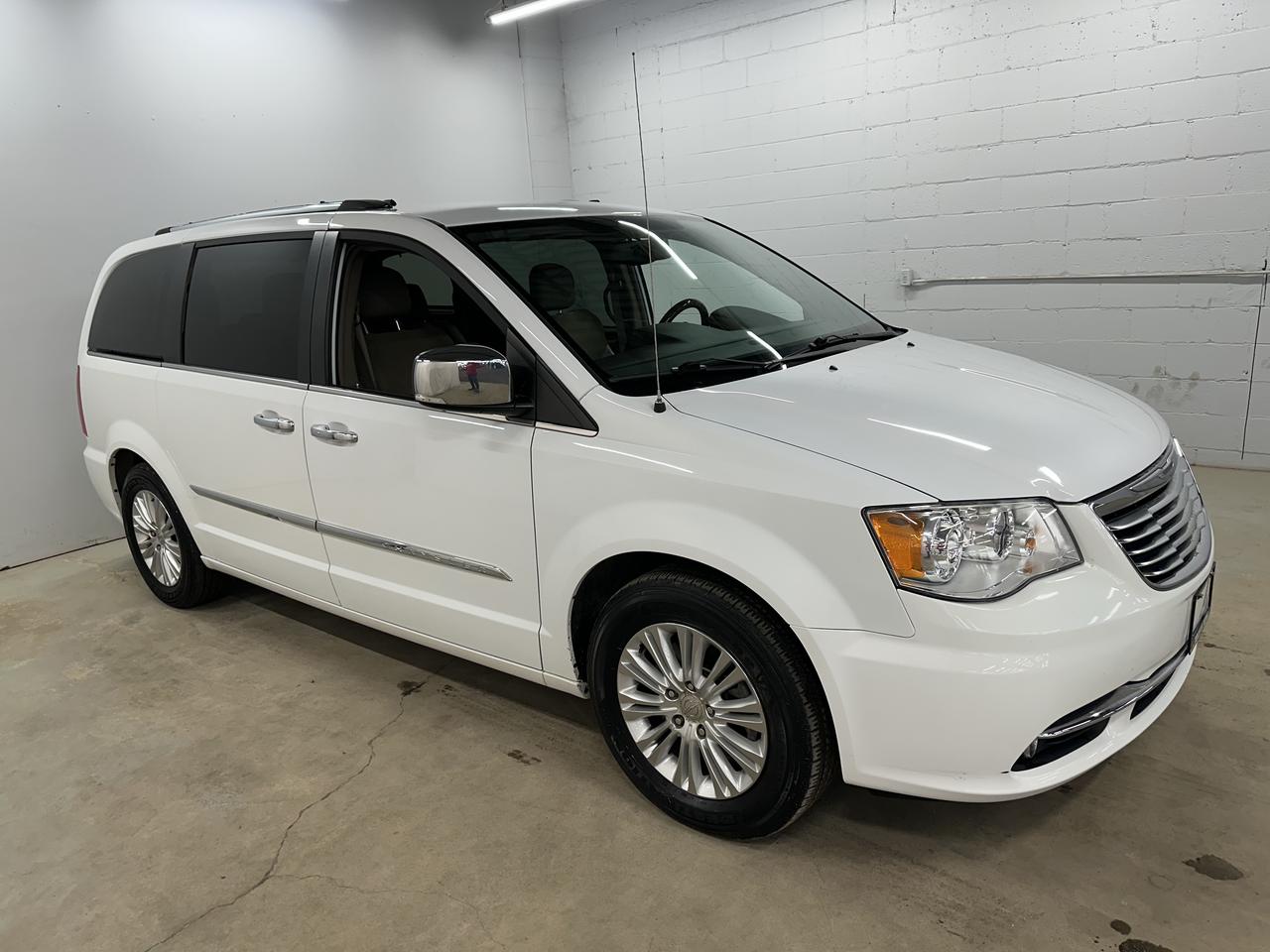 Used 2015 Chrysler Town & Country 4dr Wgn Limited for sale in Guelph, ON