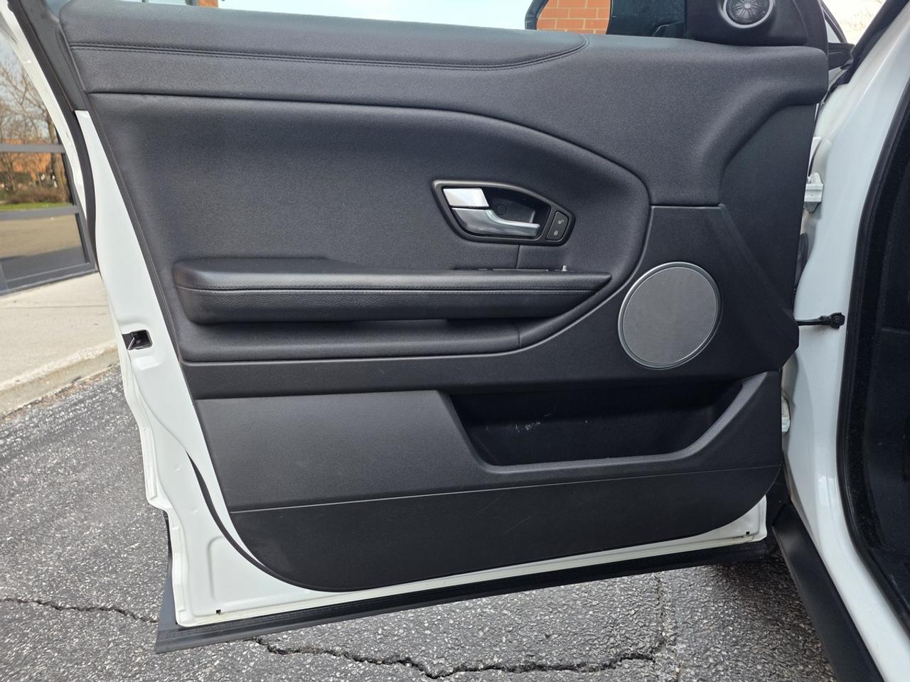 2017 Land Rover Range Rover Evoque SE Photo