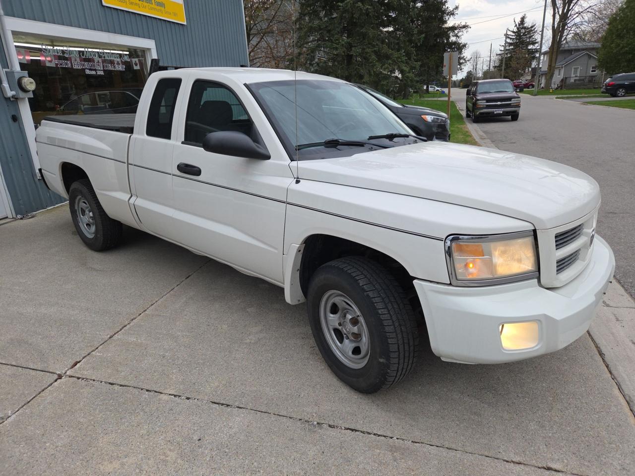 2009 Dodge Dakota ST Photo2