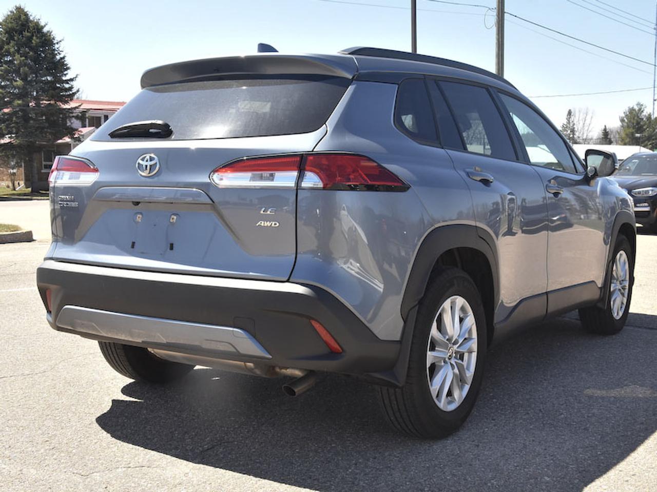 2022 Toyota Corolla Cross LE Photo2