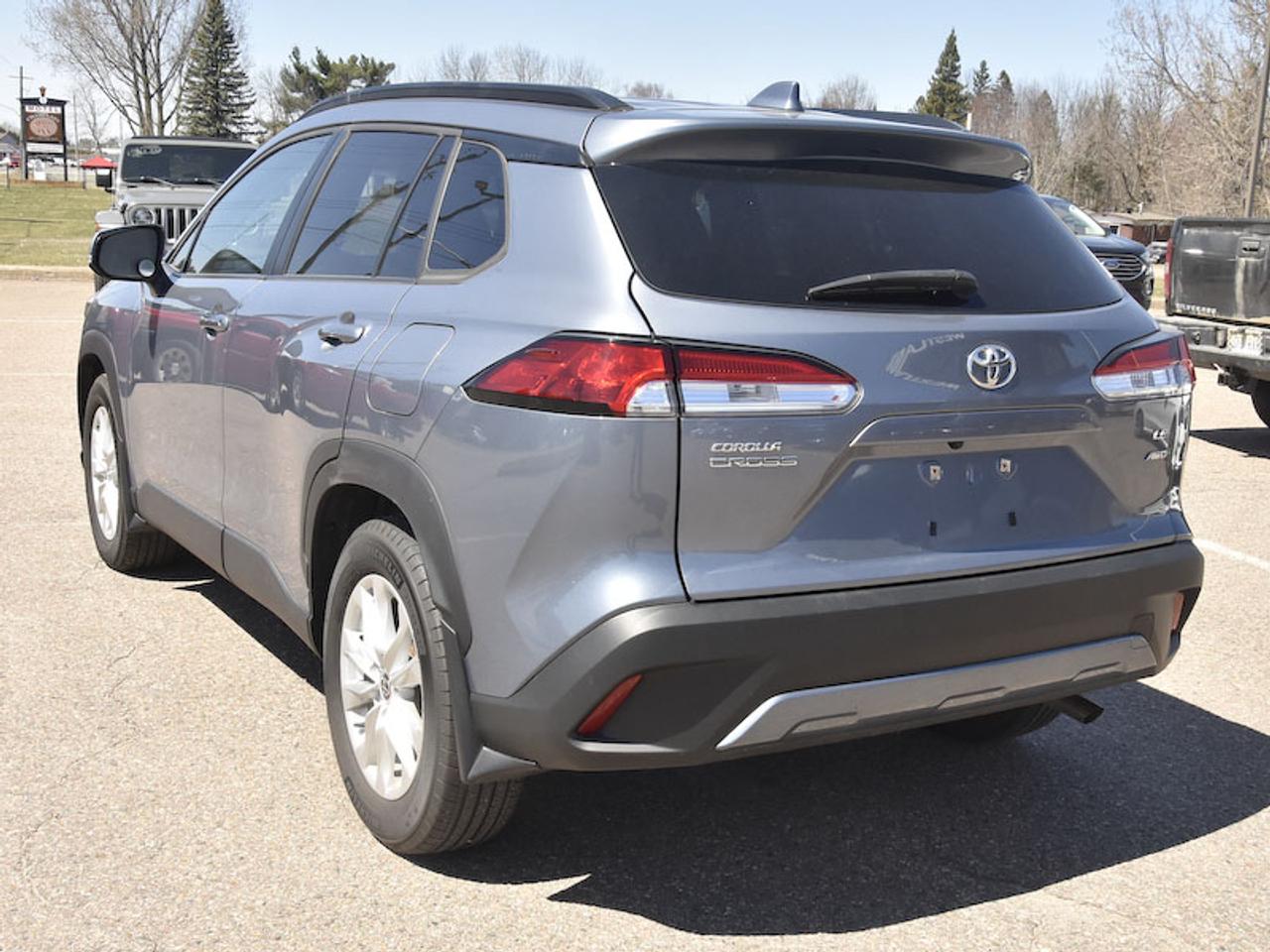 2022 Toyota Corolla Cross LE Photo3