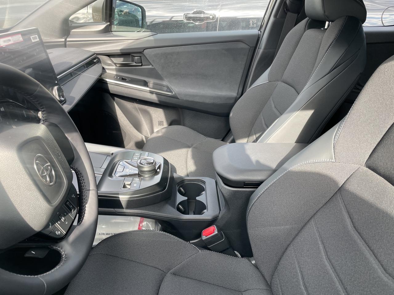 2026 Toyota C-HR SE Photo