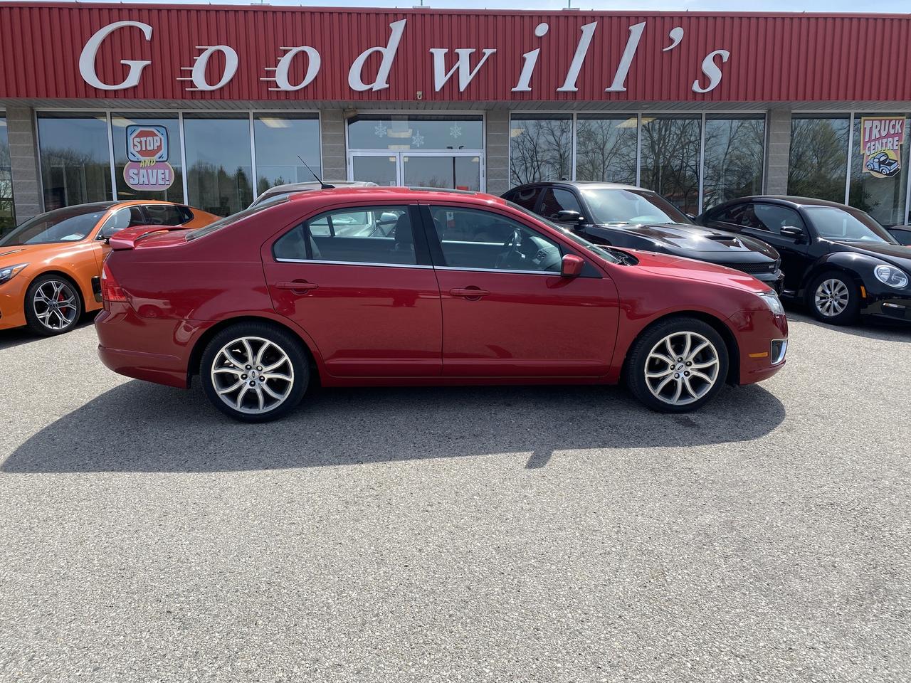 2012 Ford Fusion SEL, LEATHER, SUNROOF, POWER SEATS, ALLOY WHEELS! Photo