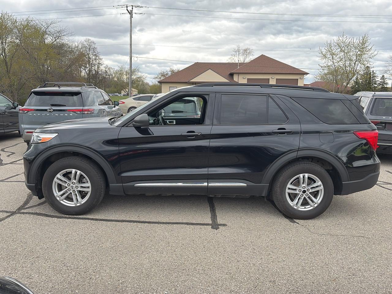 2020 Ford Explorer XLT 4WD, AUTO HIGHBEAMS, BACK UP CAMERA! Photo