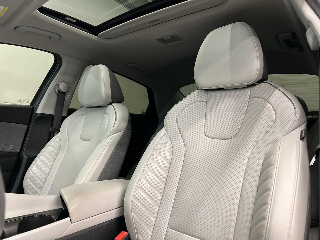 2025 Hyundai Elantra LUXURY | HTD LEATHER | SUNROOF | CARPLAY | ALLOYS Photo