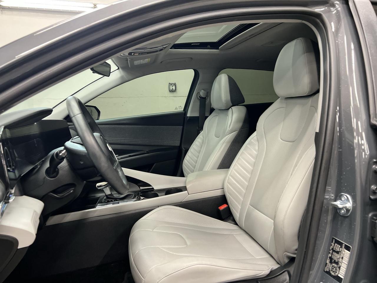2025 Hyundai Elantra LUXURY | HTD LEATHER | SUNROOF | CARPLAY | ALLOYS Photo