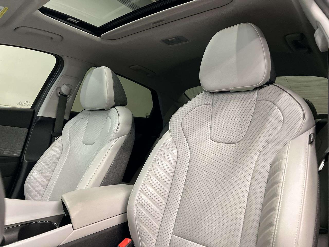 2025 Hyundai Elantra LUXURY | HTD LEATHER | SUNROOF | CARPLAY | ALLOYS Photo