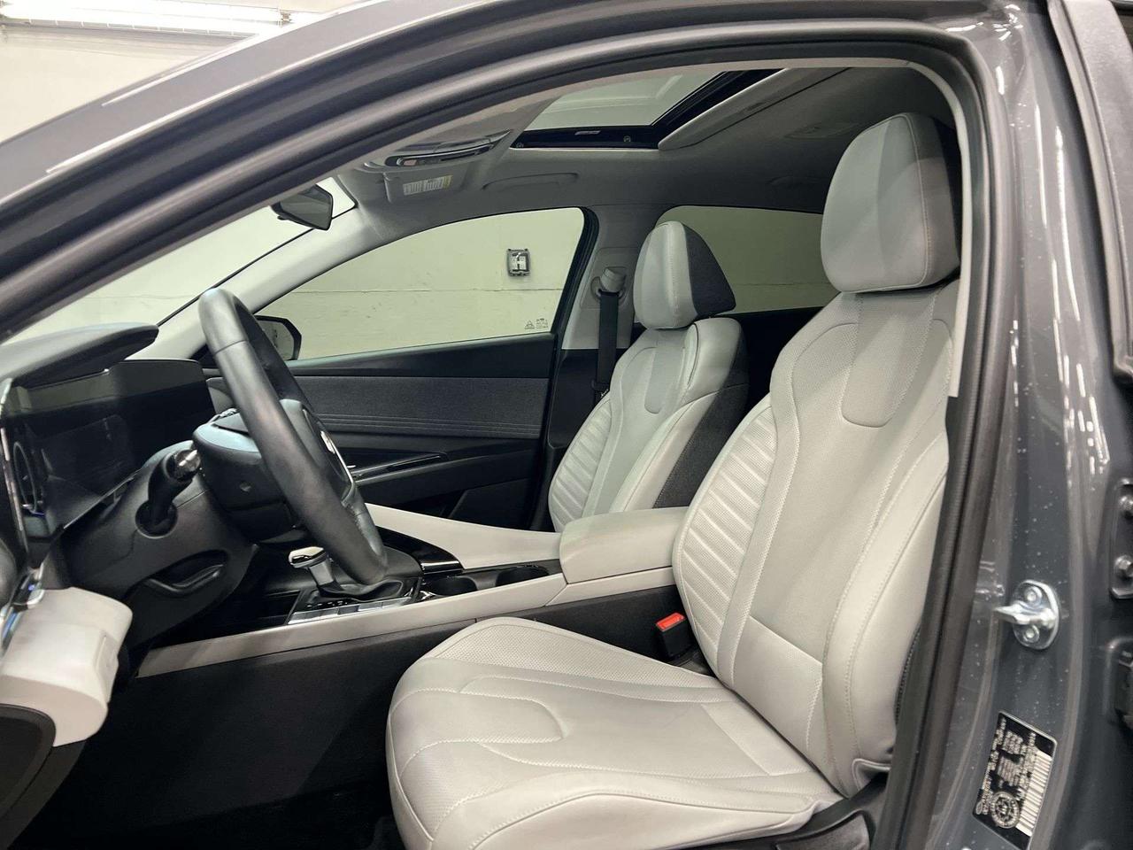 2025 Hyundai Elantra LUXURY | HTD LEATHER | SUNROOF | CARPLAY | ALLOYS Photo