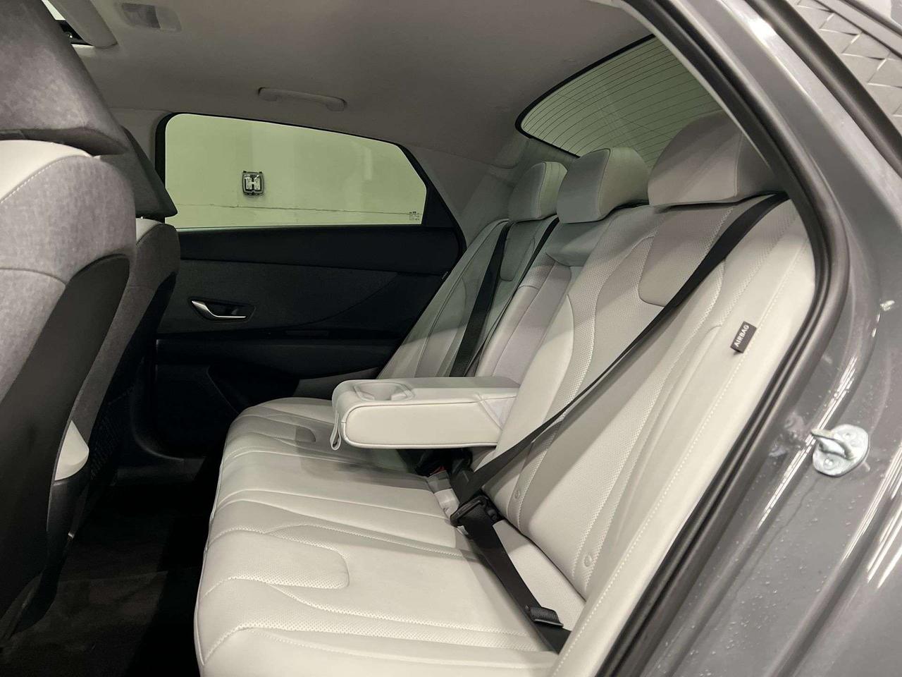 2025 Hyundai Elantra LUXURY | HTD LEATHER | SUNROOF | CARPLAY | ALLOYS Photo