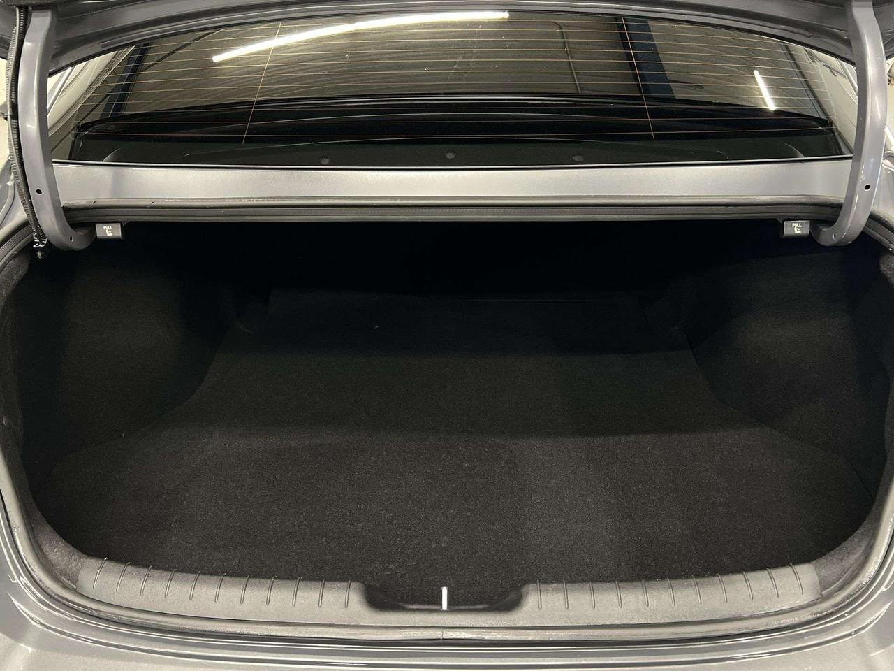 2025 Hyundai Elantra LUXURY | HTD LEATHER | SUNROOF | CARPLAY | ALLOYS Photo