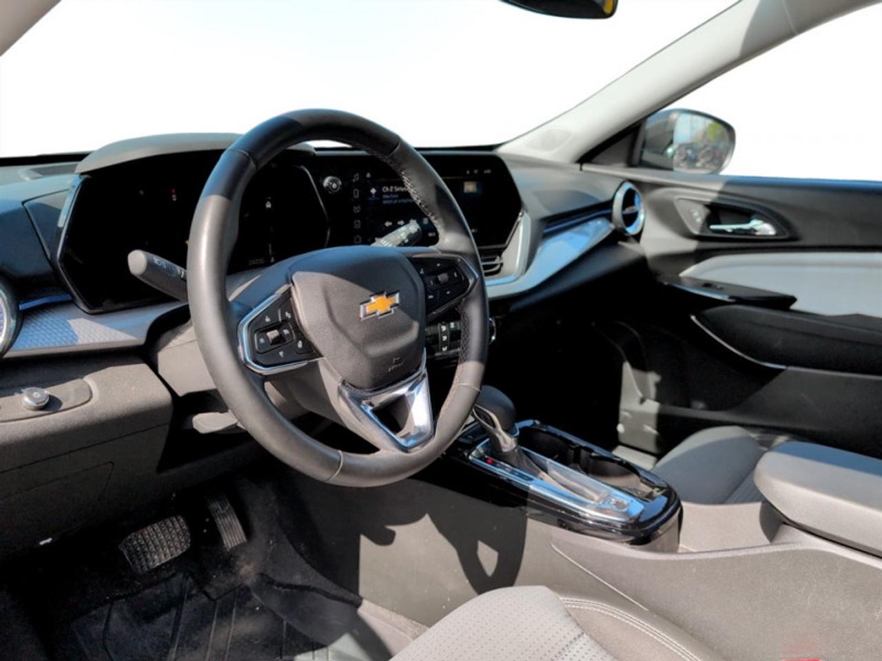 2024 Chevrolet Trax LT  **LOW KMS - CLEAN CARFAX** Photo