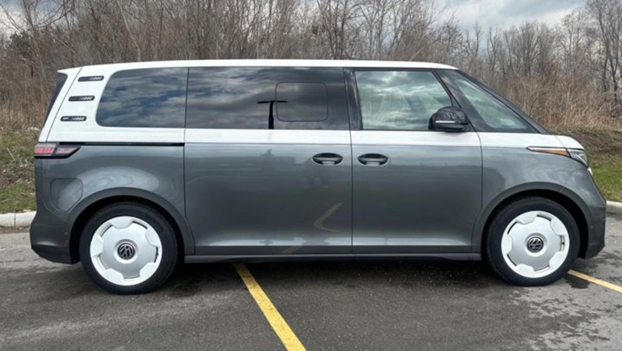 2025 Volkswagen ID. Buzz 1st Edition AWD | Leather | Sunroof | Nav | 360 Camera | Adaptive Cruise | Heated Wheel & More ! Photo