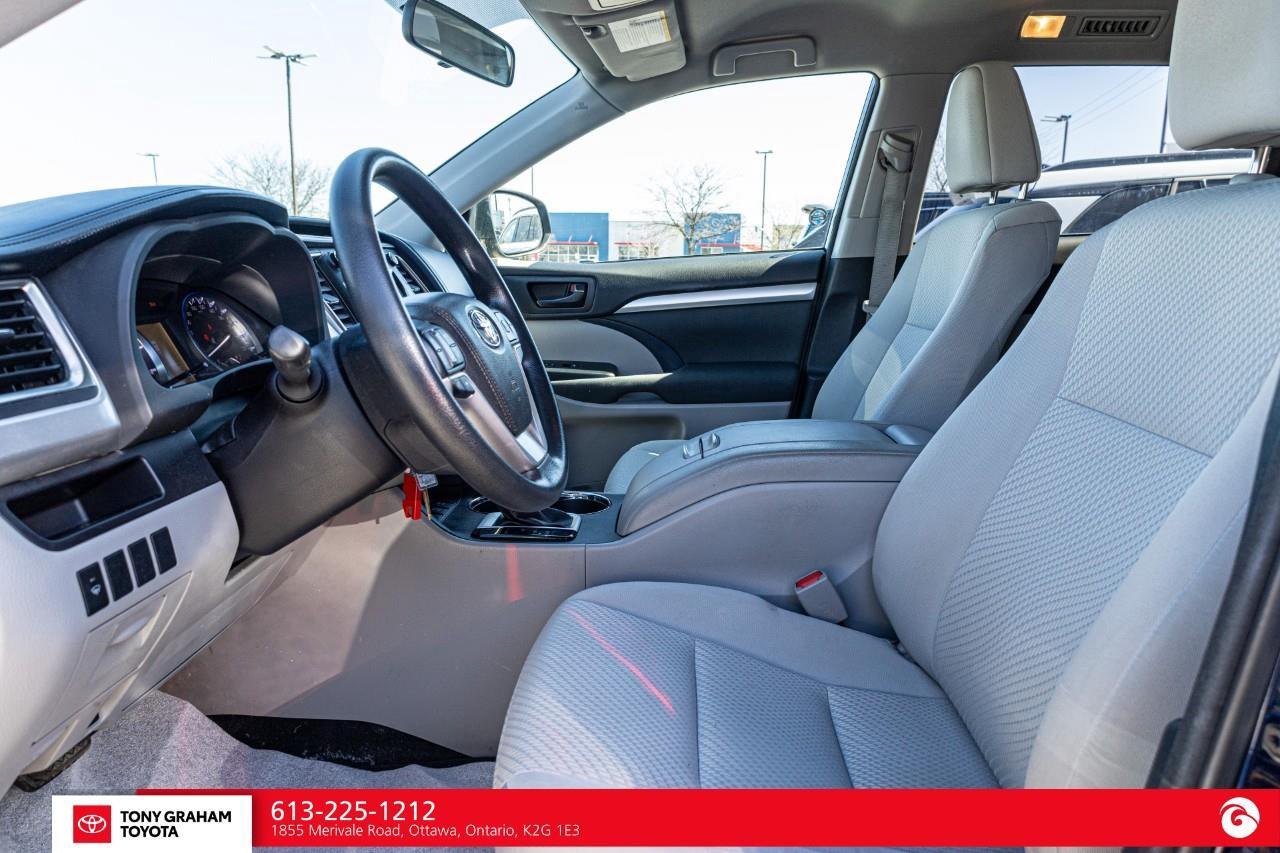 2015 Toyota Highlander LE Photo