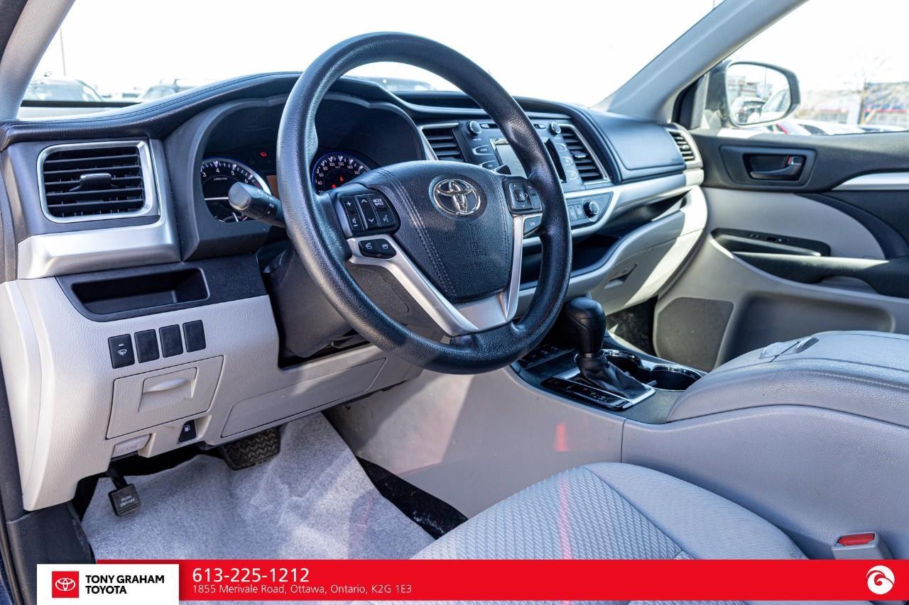 2015 Toyota Highlander LE Photo