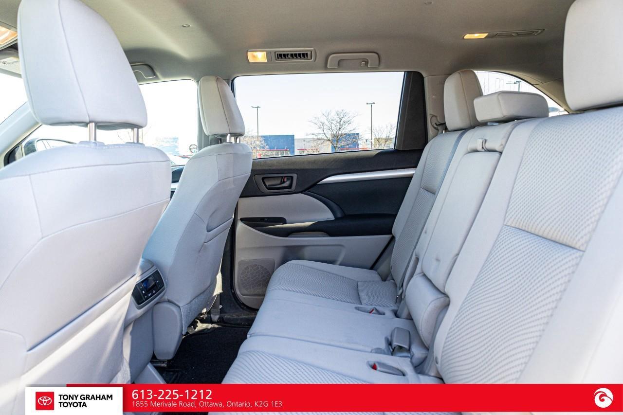 2015 Toyota Highlander LE Photo