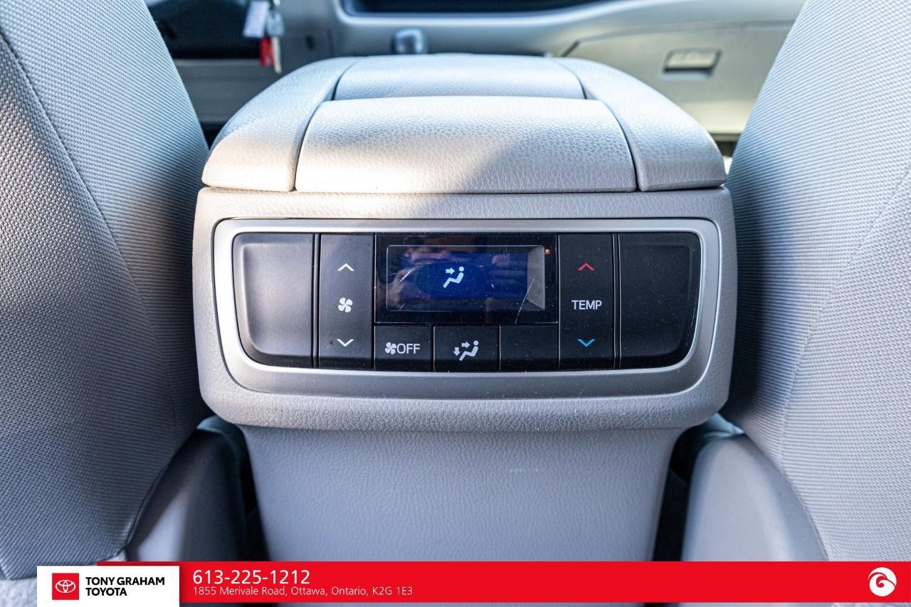 2015 Toyota Highlander LE Photo