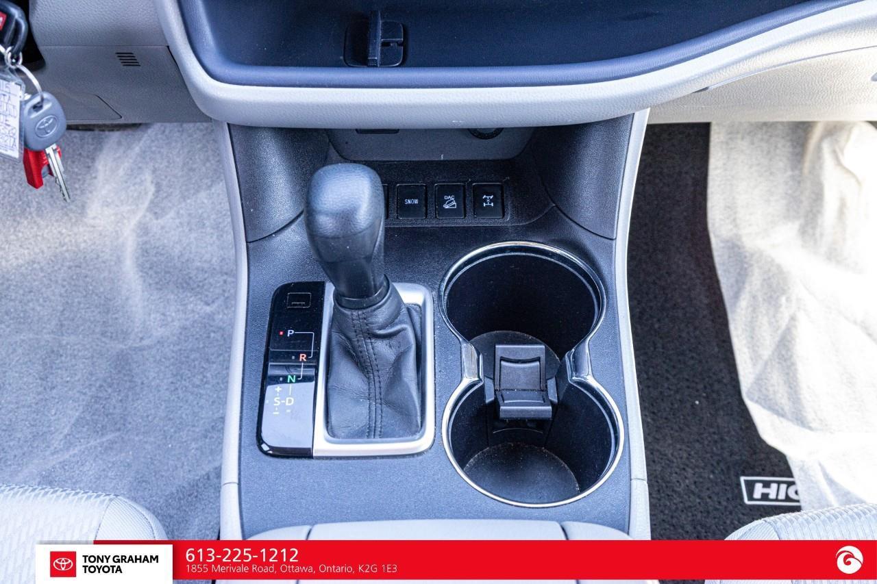 2015 Toyota Highlander LE Photo