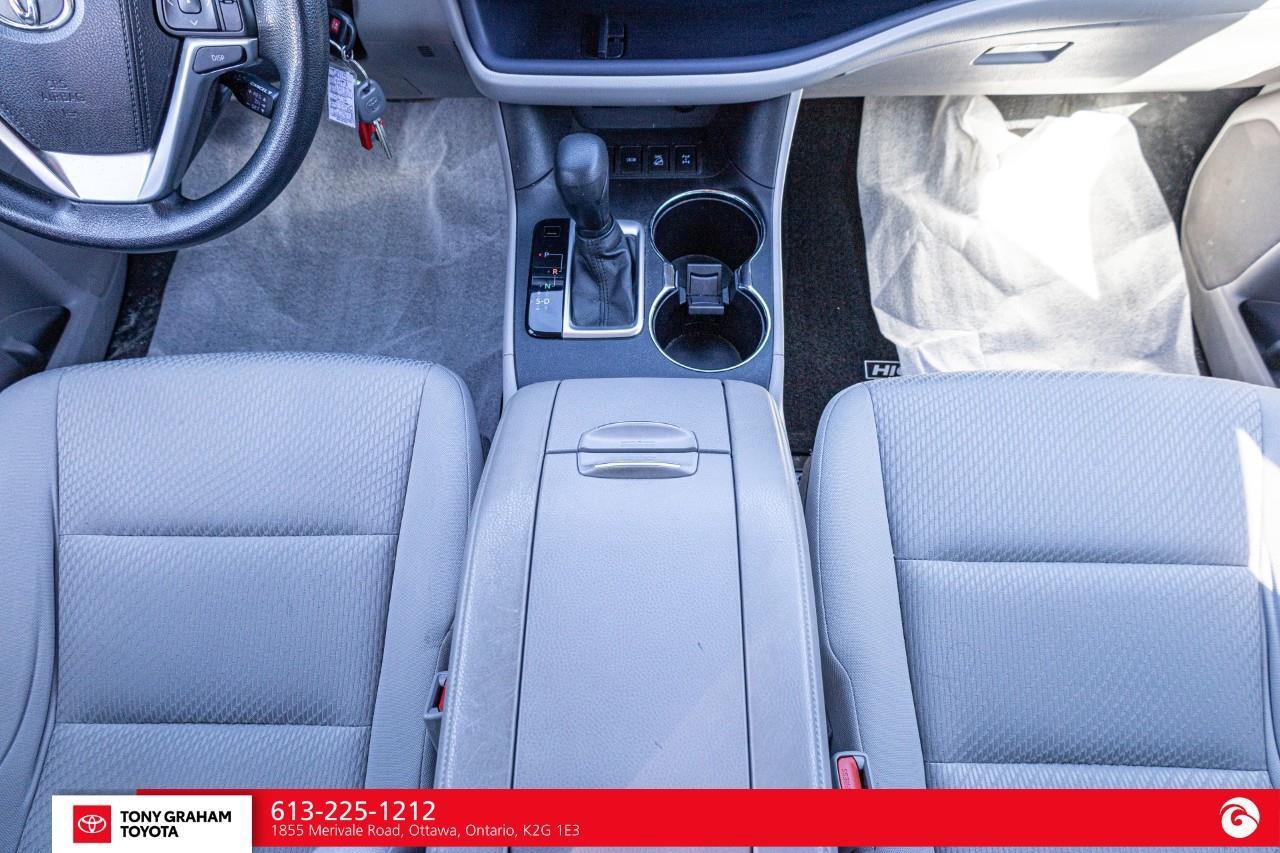 2015 Toyota Highlander LE Photo