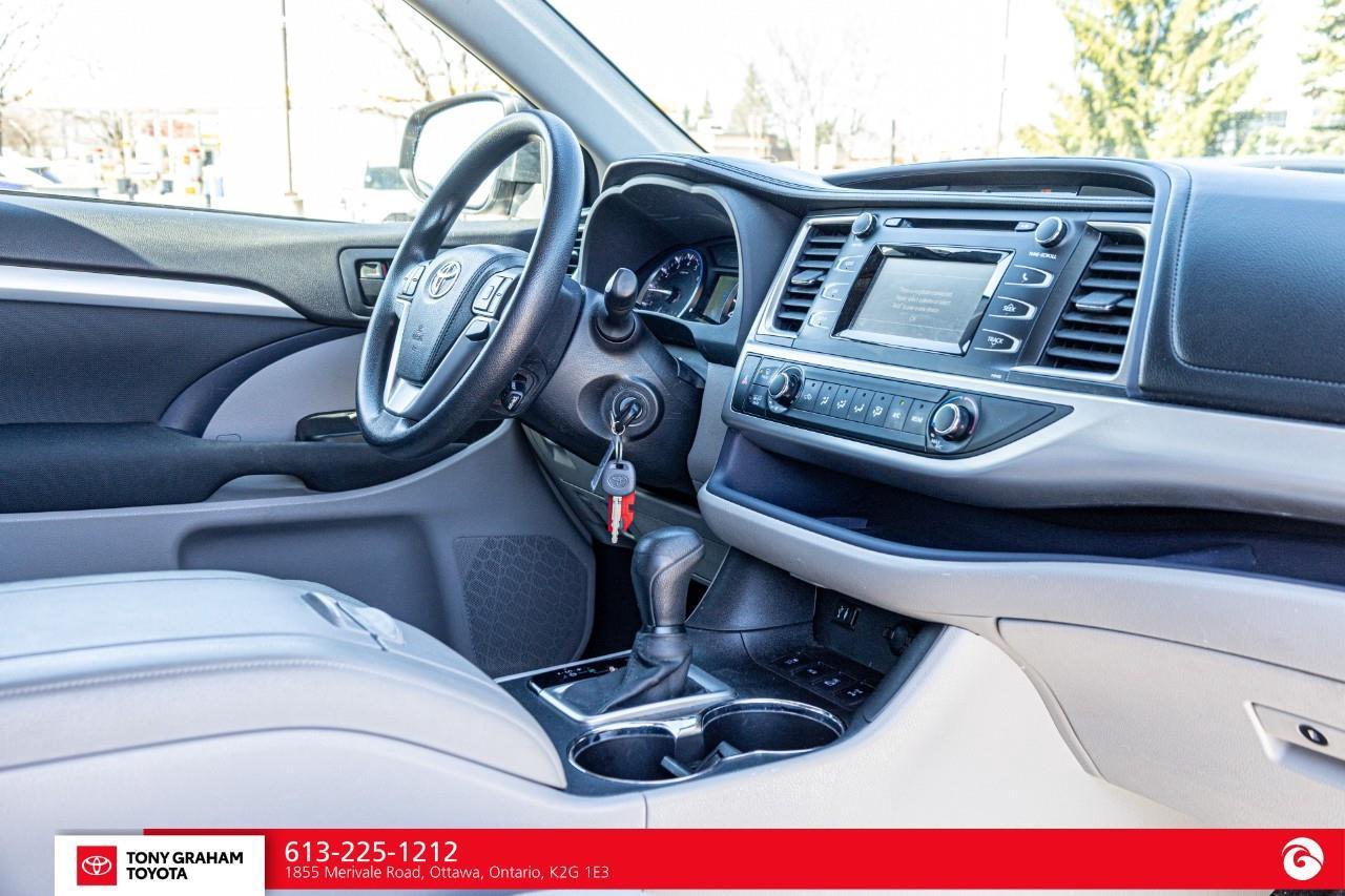 2015 Toyota Highlander LE Photo