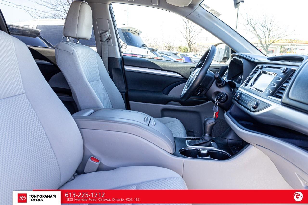 2015 Toyota Highlander LE Photo