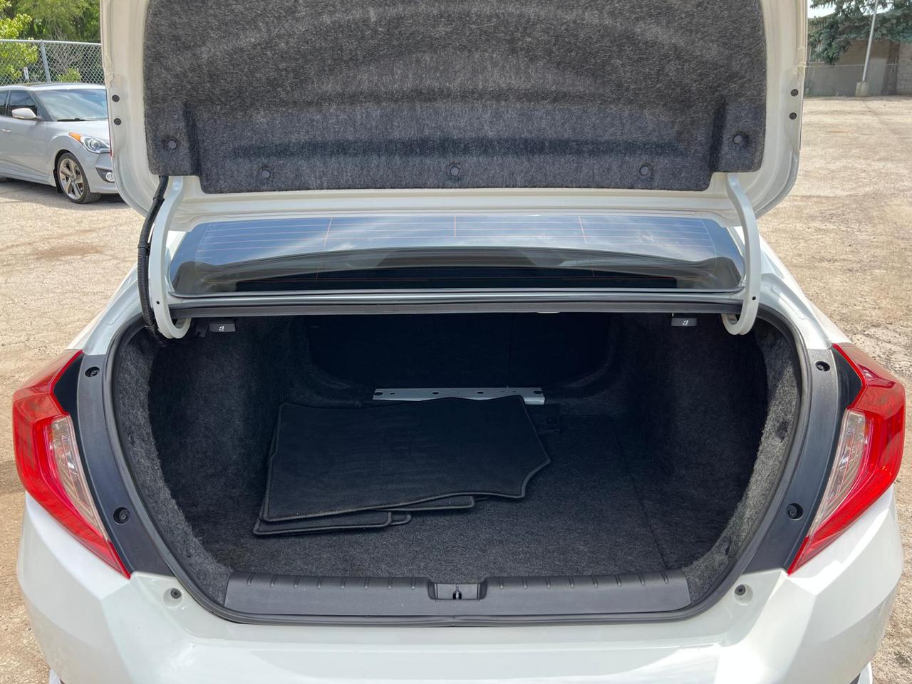 2018 Honda Civic SE  HEATED SEATS BLUETOOTH BACKUP CAM LANE KEEP Photo