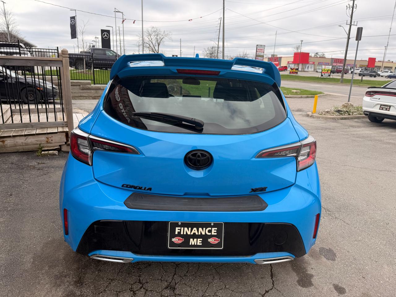 2021 Toyota Corolla SE Hatchback Photo3