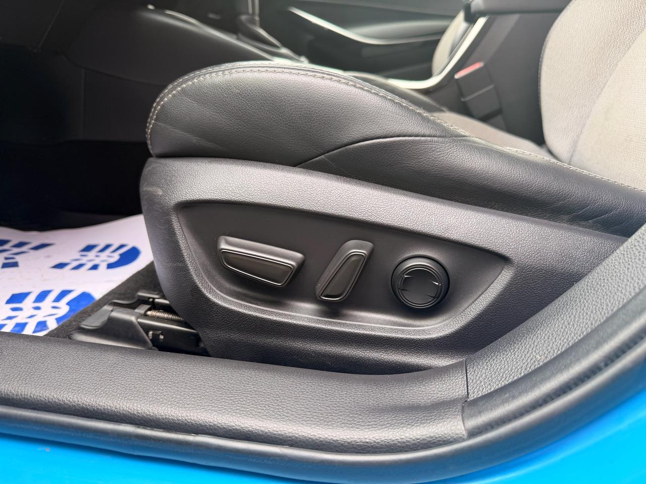 2021 Toyota Corolla SE Hatchback Photo