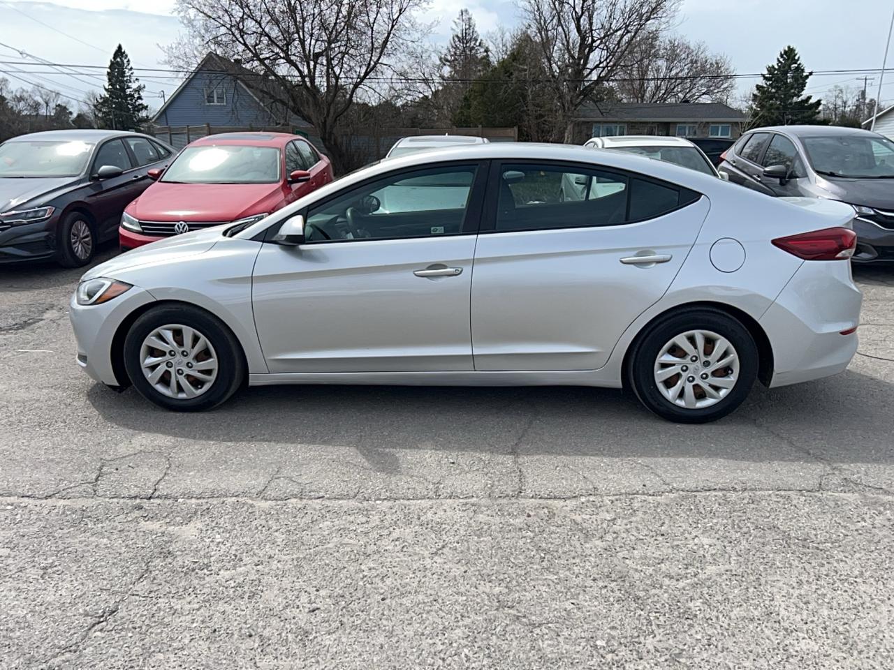 2017 Hyundai Elantra LE Photo3