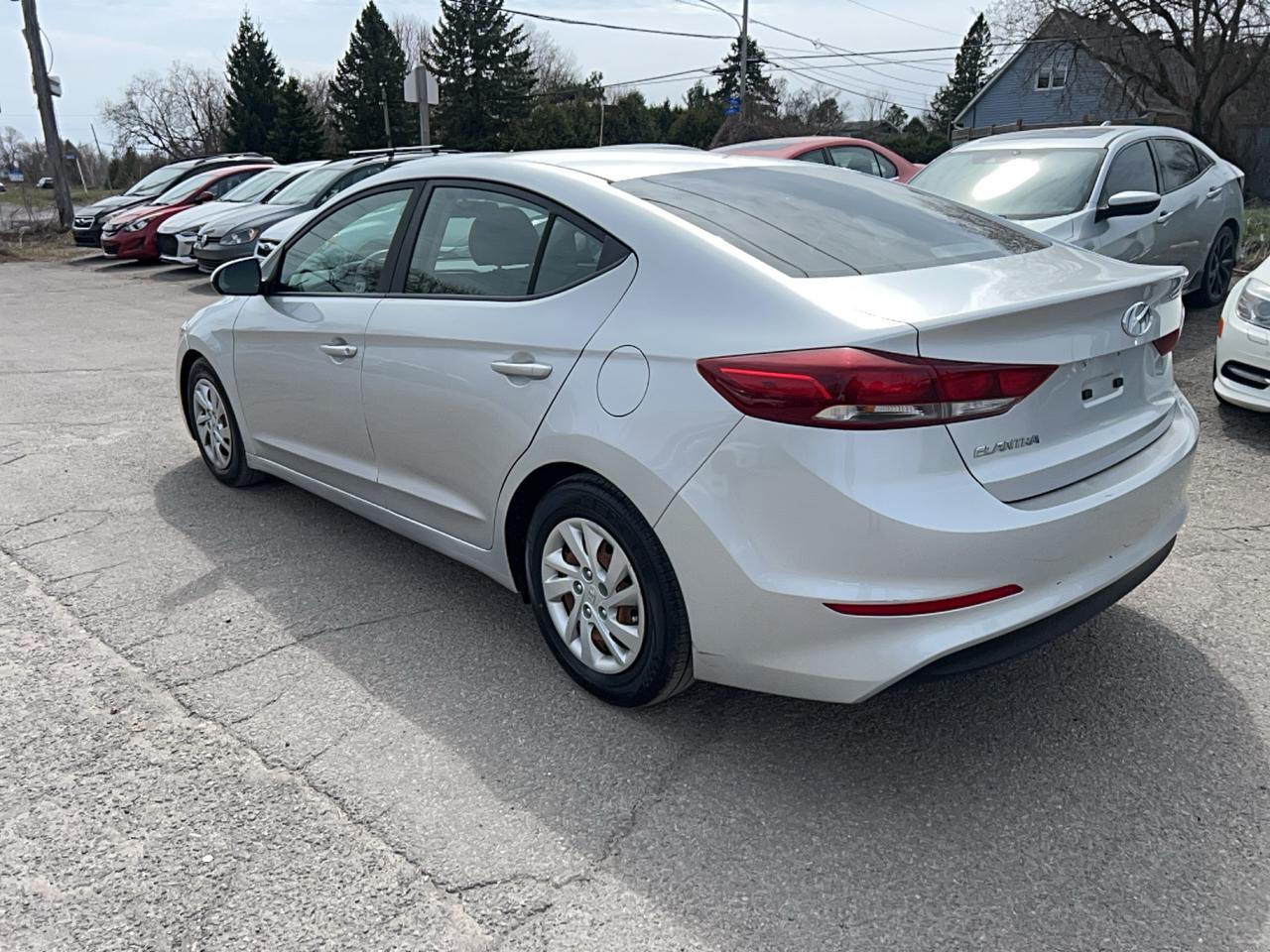 2017 Hyundai Elantra LE Photo4
