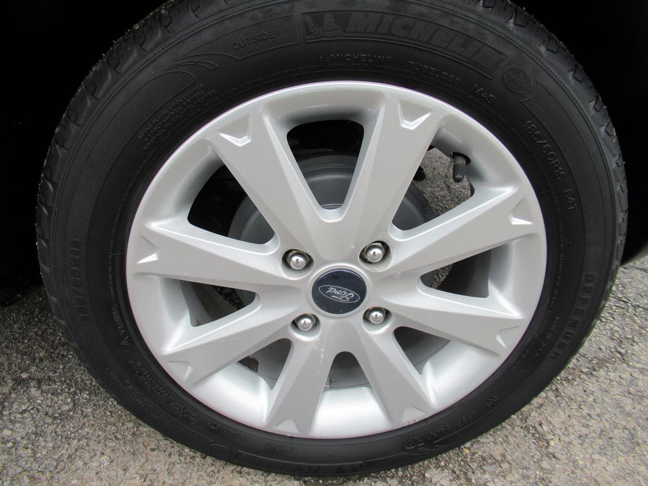 2011 Ford Fiesta SE Photo3