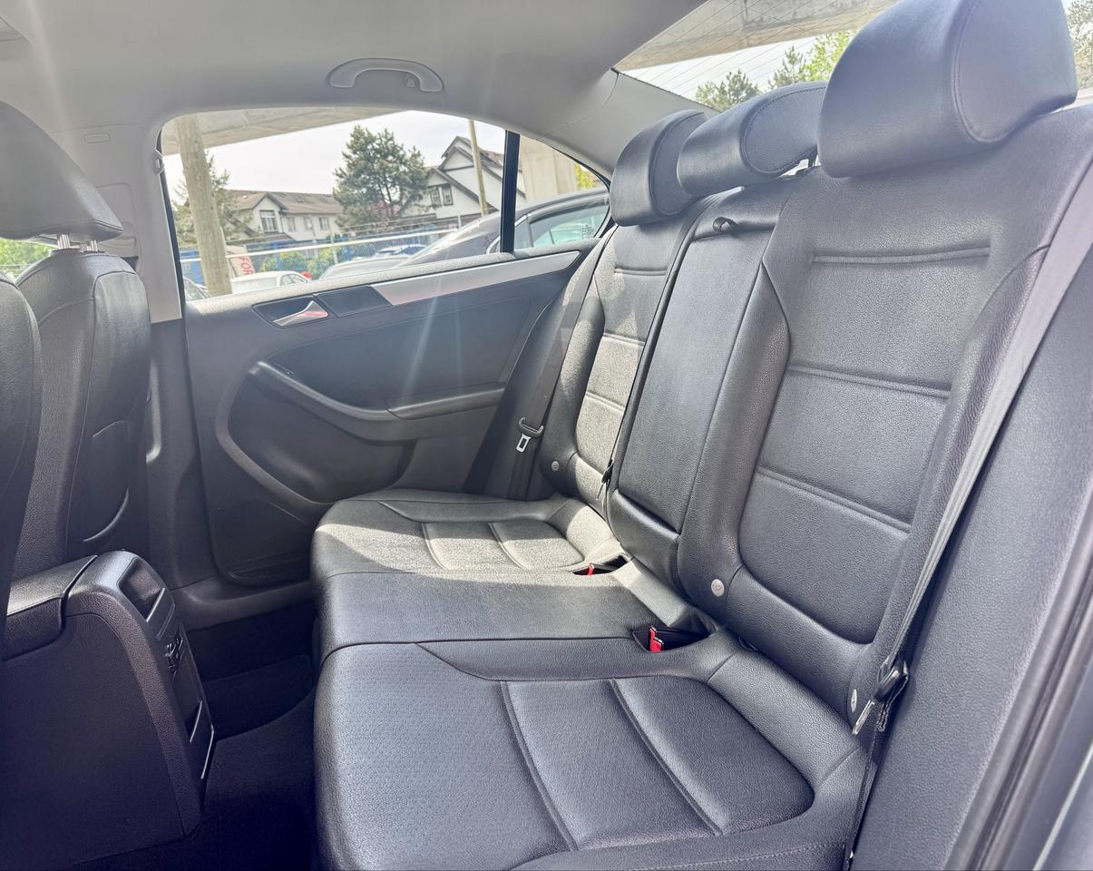 2011 Volkswagen Jetta FINANCING AVAILABLE Photo15