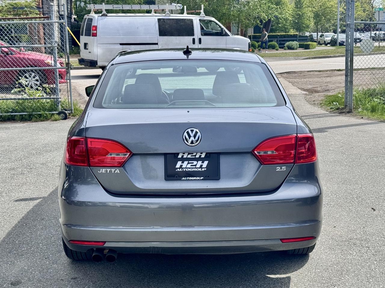 2011 Volkswagen Jetta FINANCING AVAILABLE Photo6