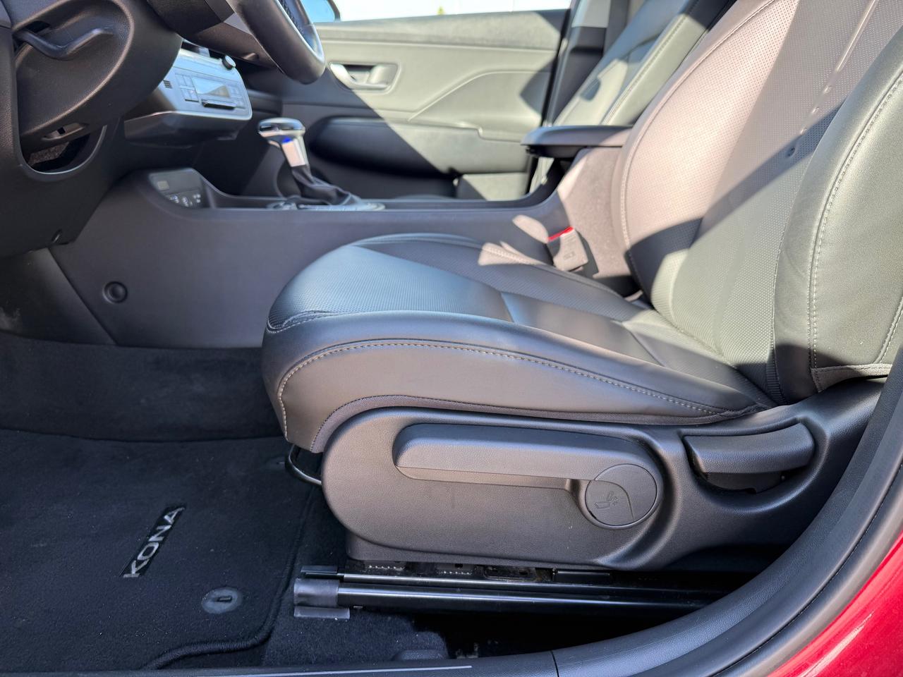 2024 Hyundai KONA 2.0L Preferred w/Trend Package Sunroof! Leather! AutoStart! Photo