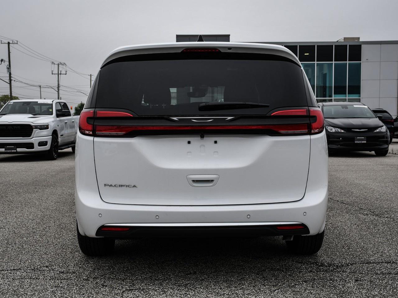 2027 Chrysler Pacifica Select FWD Photo2