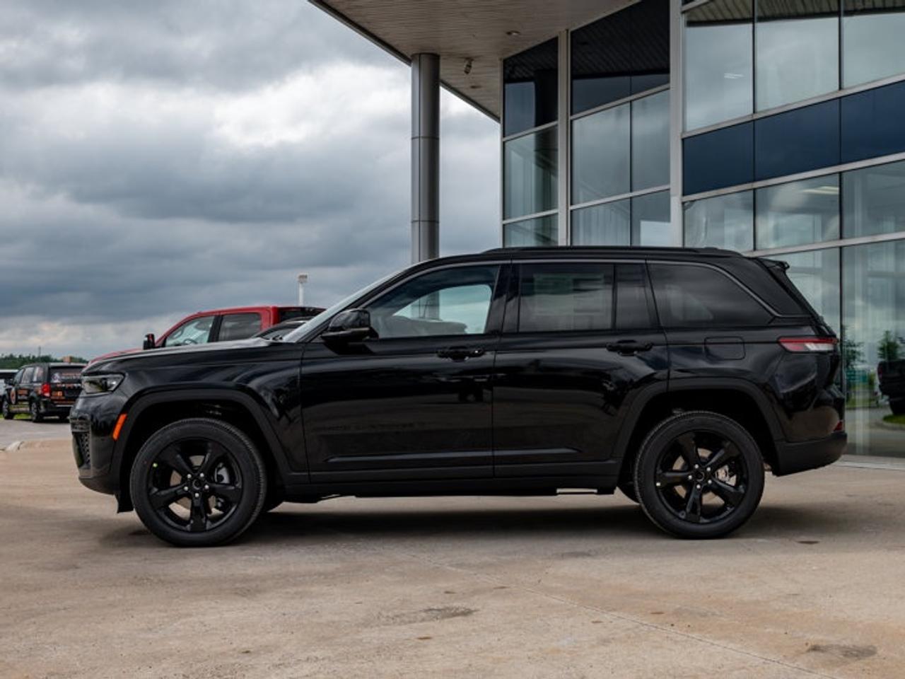 2026 Jeep Grand Cherokee Altitude Photo4