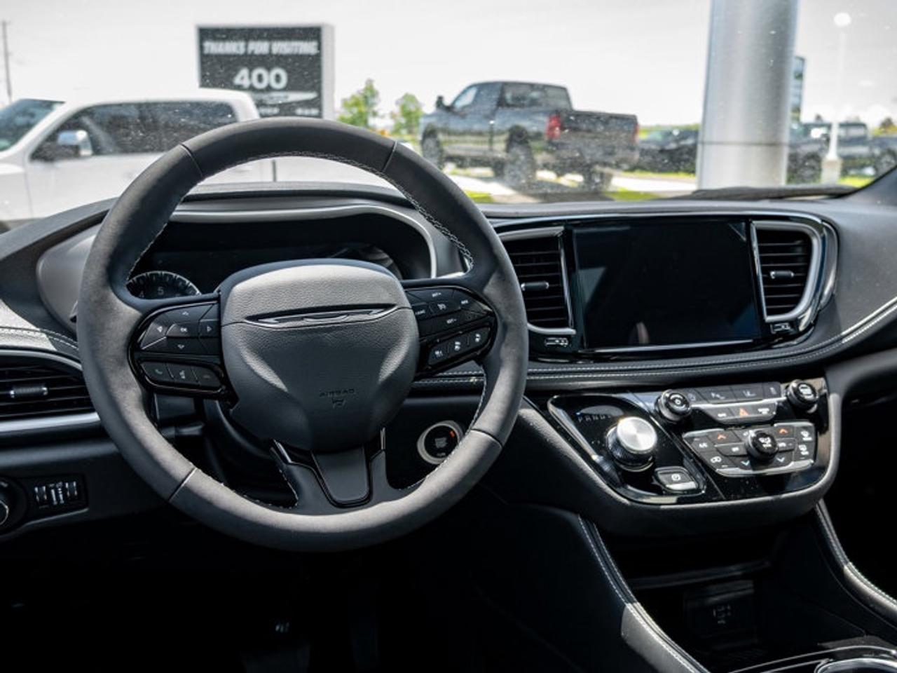 2027 Chrysler Pacifica Limited Photo