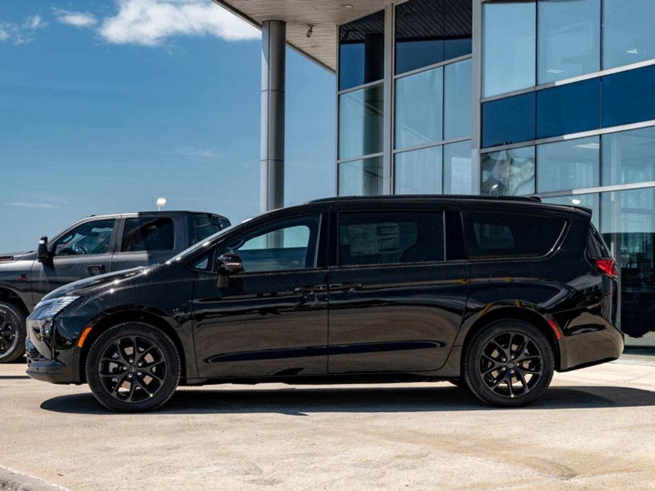 2027 Chrysler Pacifica Limited Photo