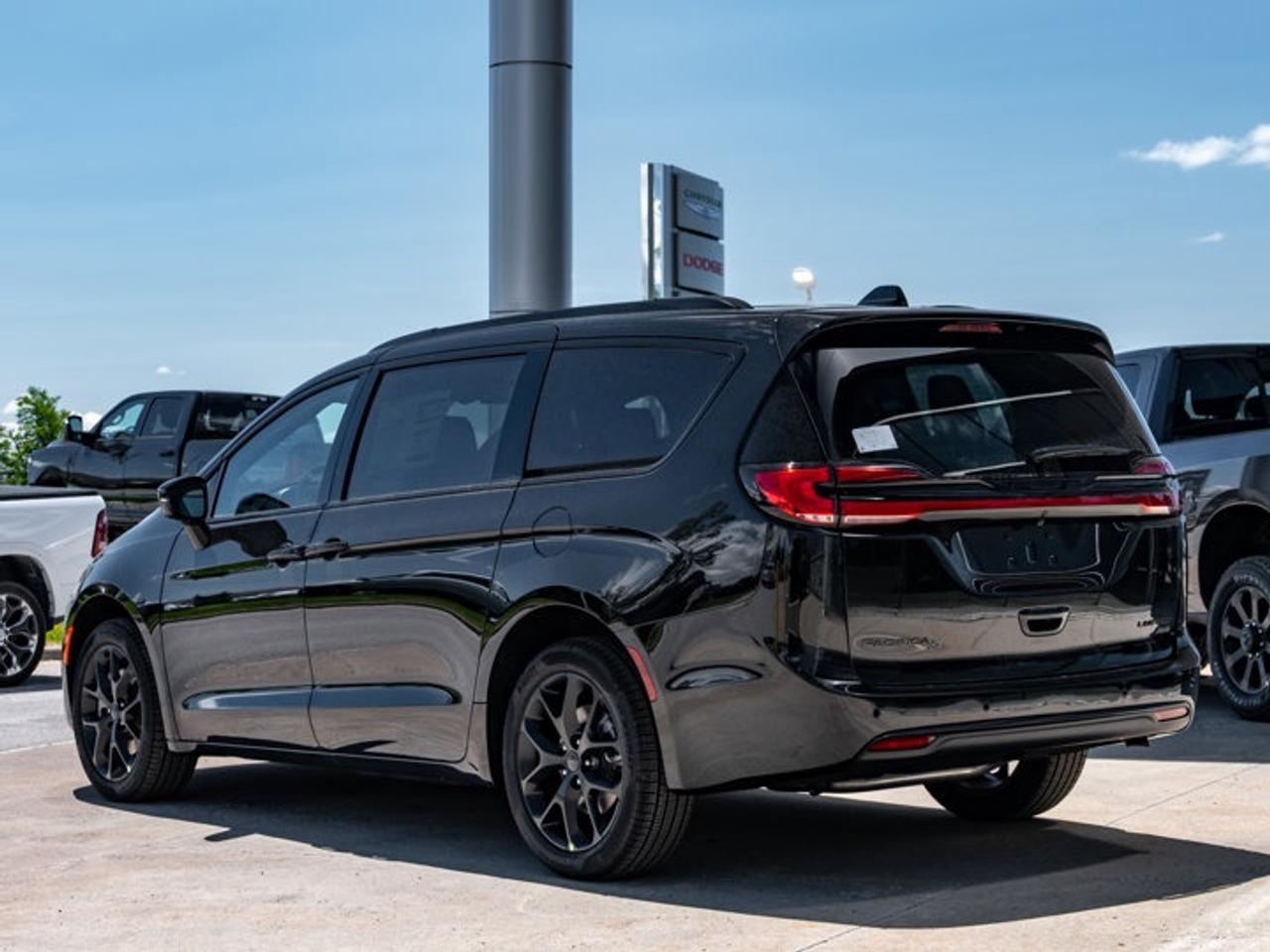 2027 Chrysler Pacifica Limited Photo