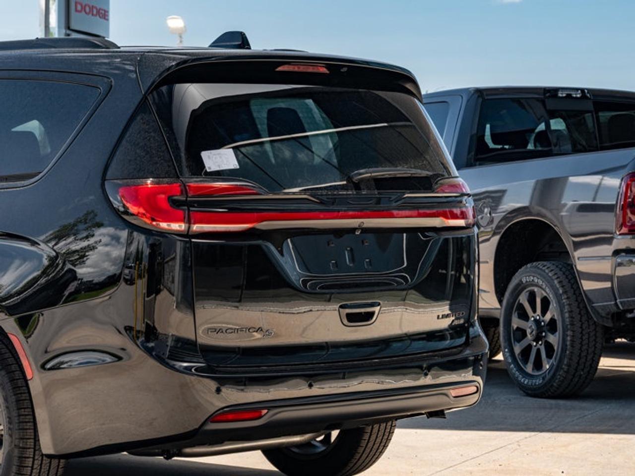 2027 Chrysler Pacifica Limited Photo