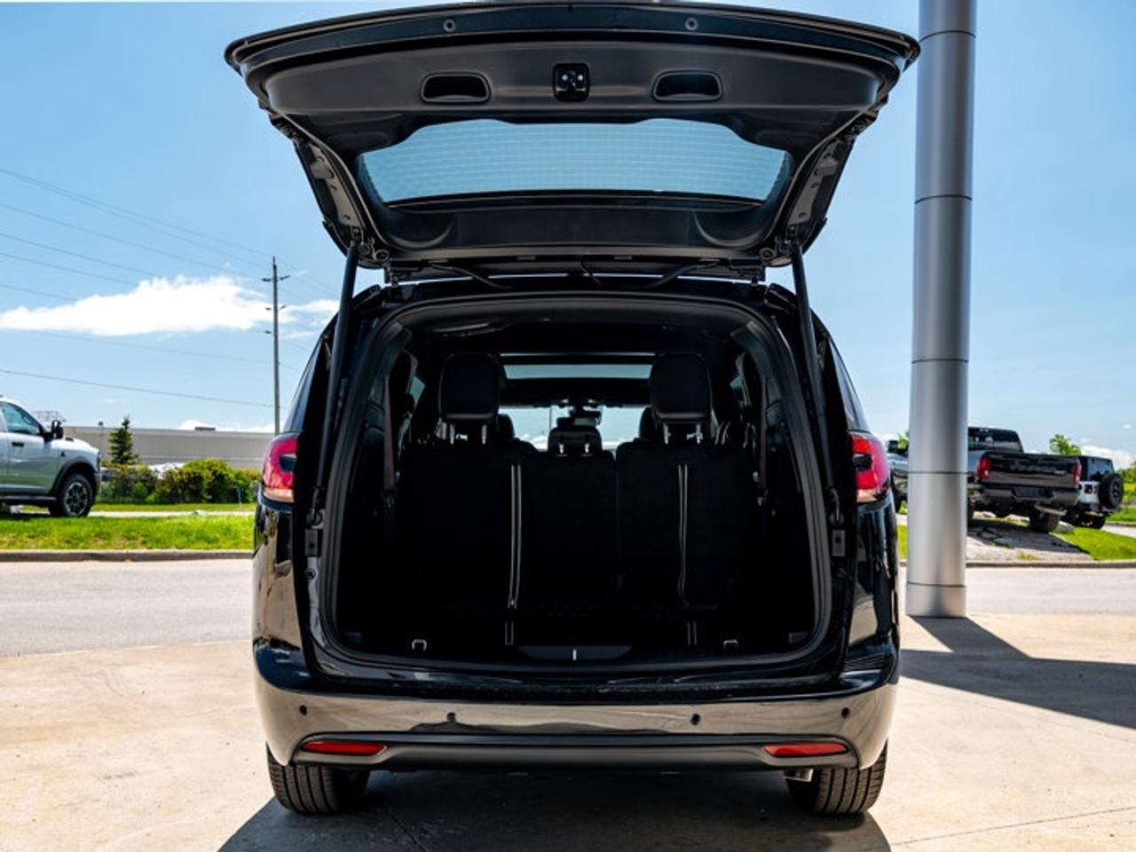 2027 Chrysler Pacifica Limited Photo