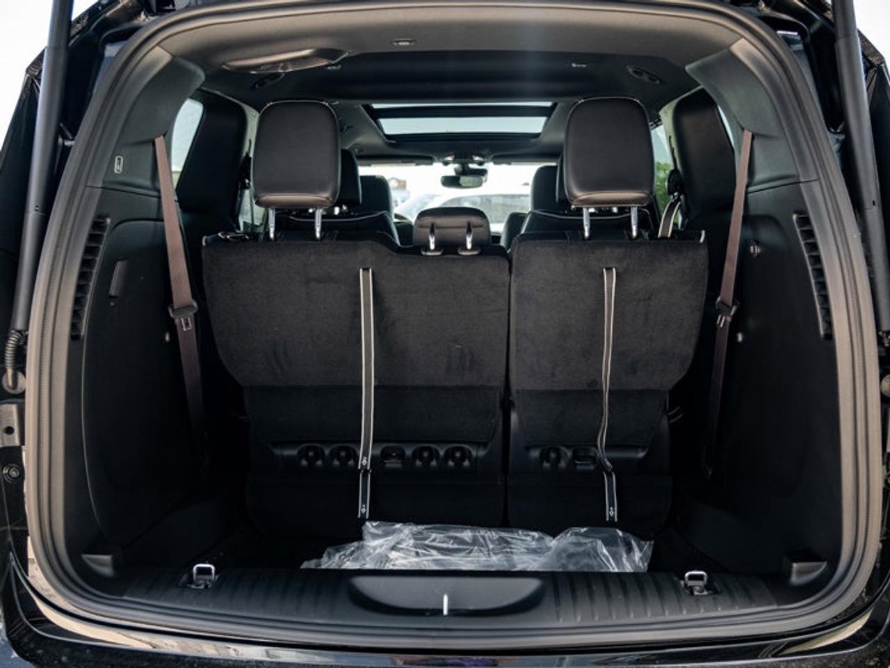 2027 Chrysler Pacifica Limited Photo