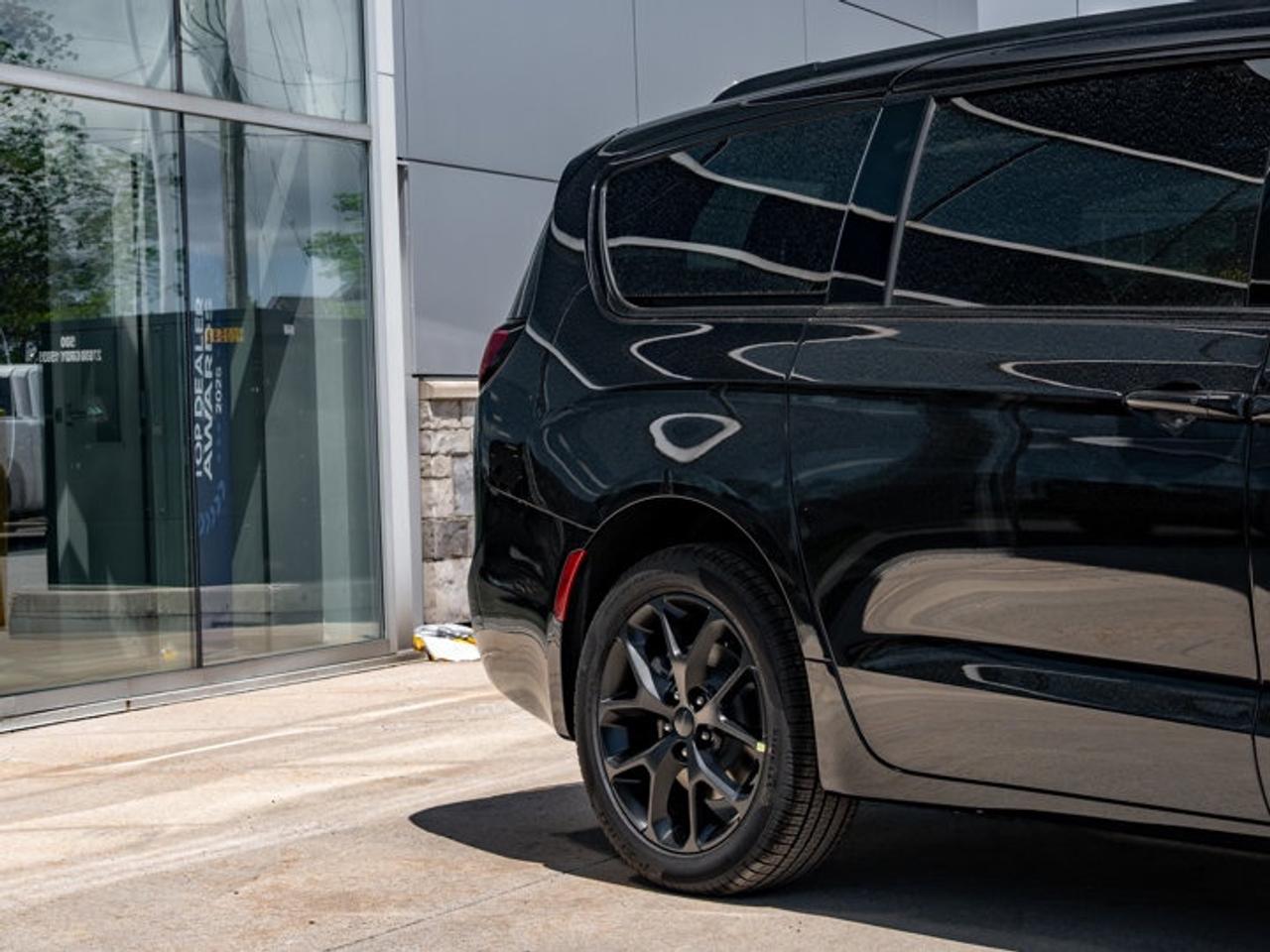 2027 Chrysler Pacifica Limited Photo