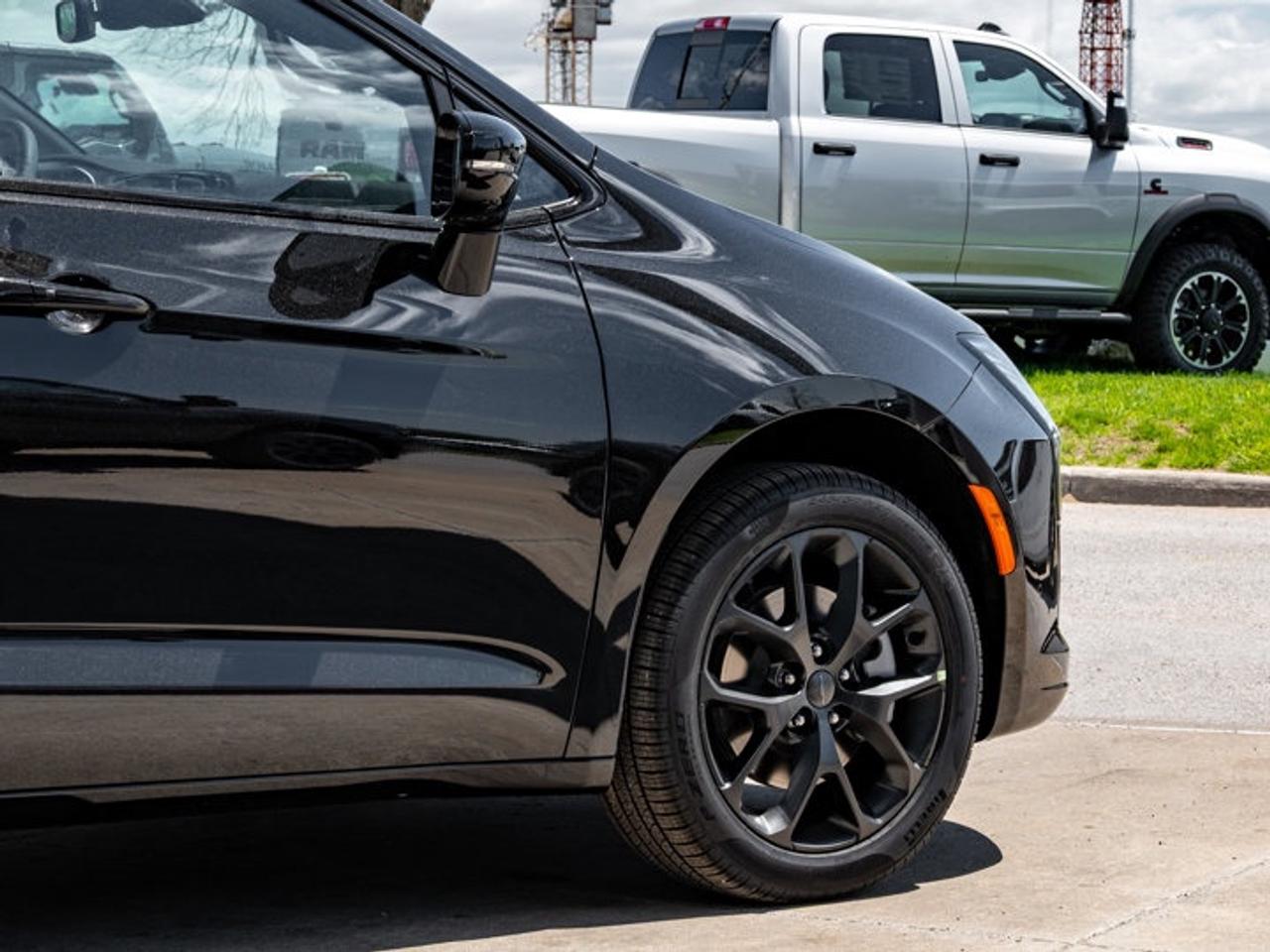 2027 Chrysler Pacifica Limited Photo