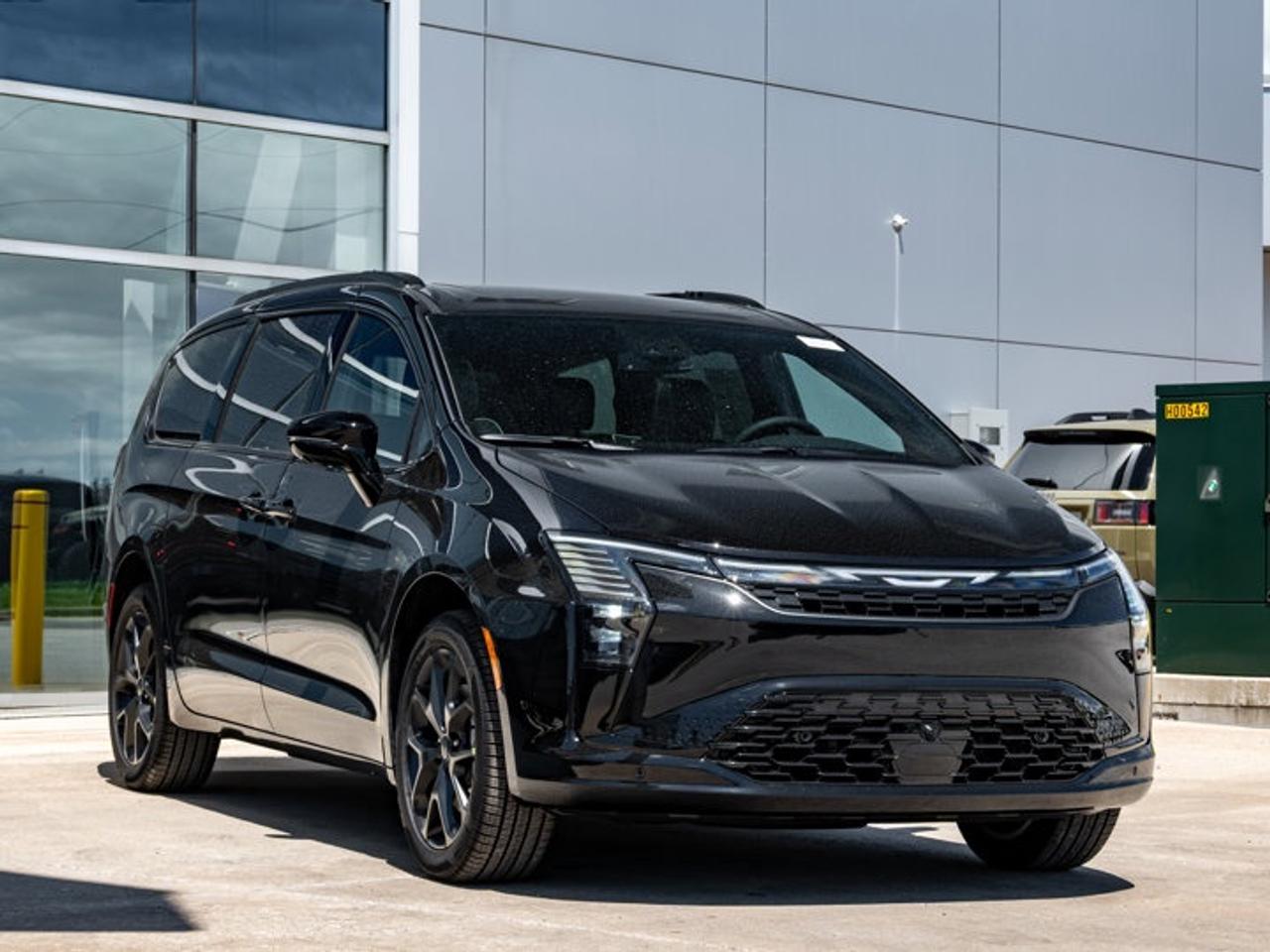 2027 Chrysler Pacifica Limited Photo
