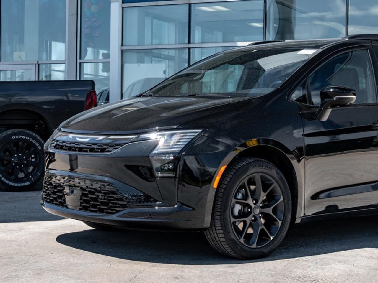 2027 Chrysler Pacifica Limited Photo
