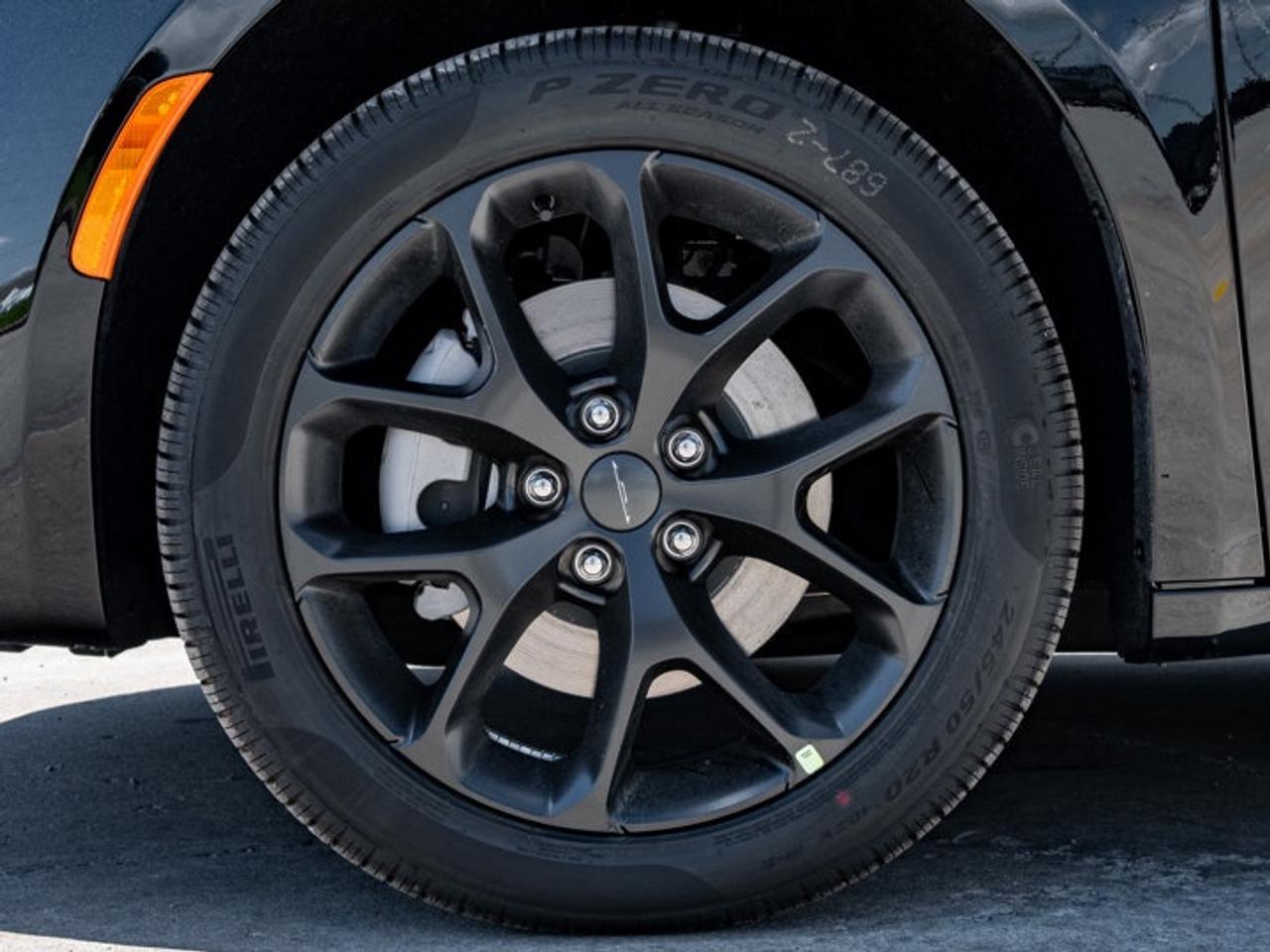 2027 Chrysler Pacifica Limited Photo