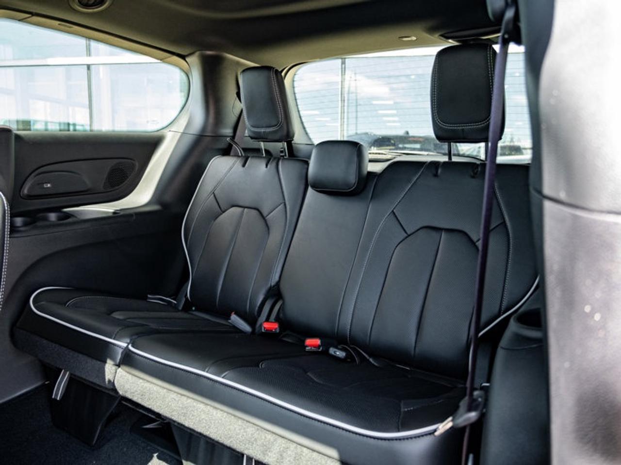 2027 Chrysler Pacifica Limited Photo