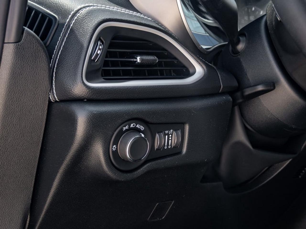 2027 Chrysler Pacifica Limited Photo
